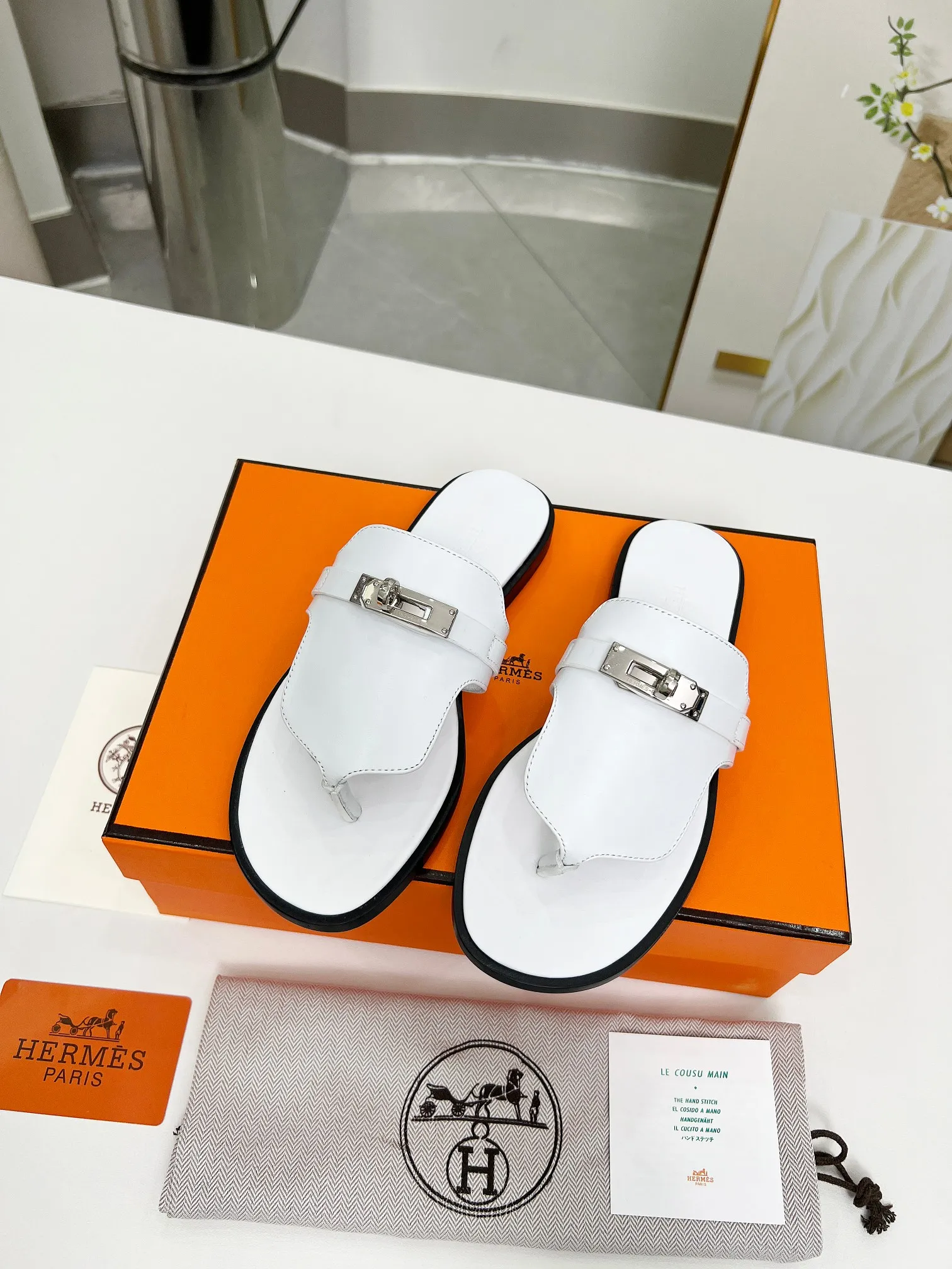 👟👟Ex-factory price 480👟👟 (top version) 👫Hermes ❗️❗️Original purchase and development⚠️ A must-have artifact for daily home, travel and vacation🉑 in spring and summer. High-end quality Code number: 35-40 (41/42 can be customized)
